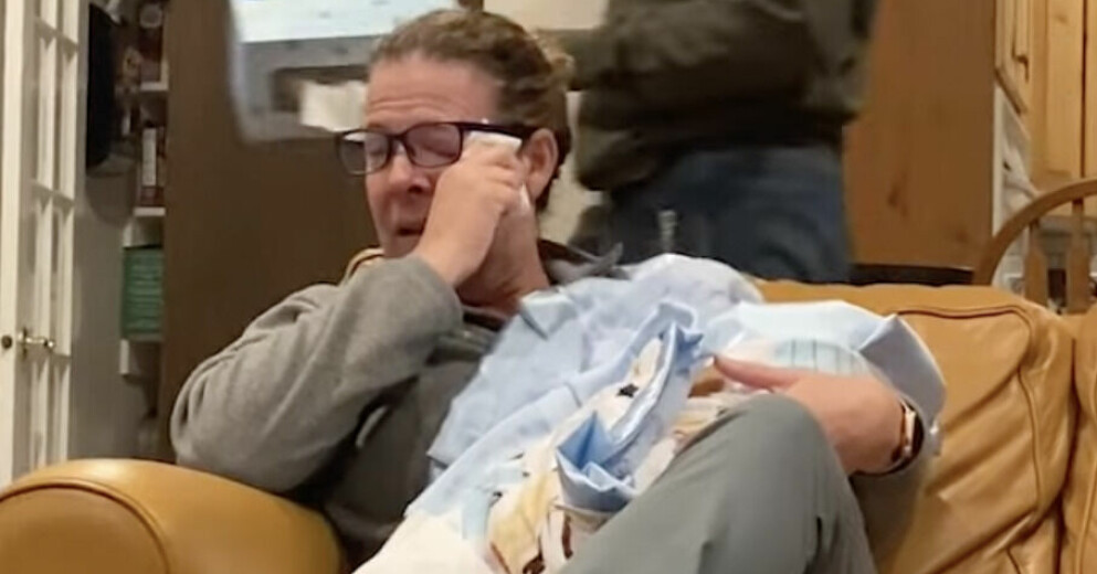Jaydens farmor bryter ihop när hon får se Jayden för första gången. Jaydens farmor