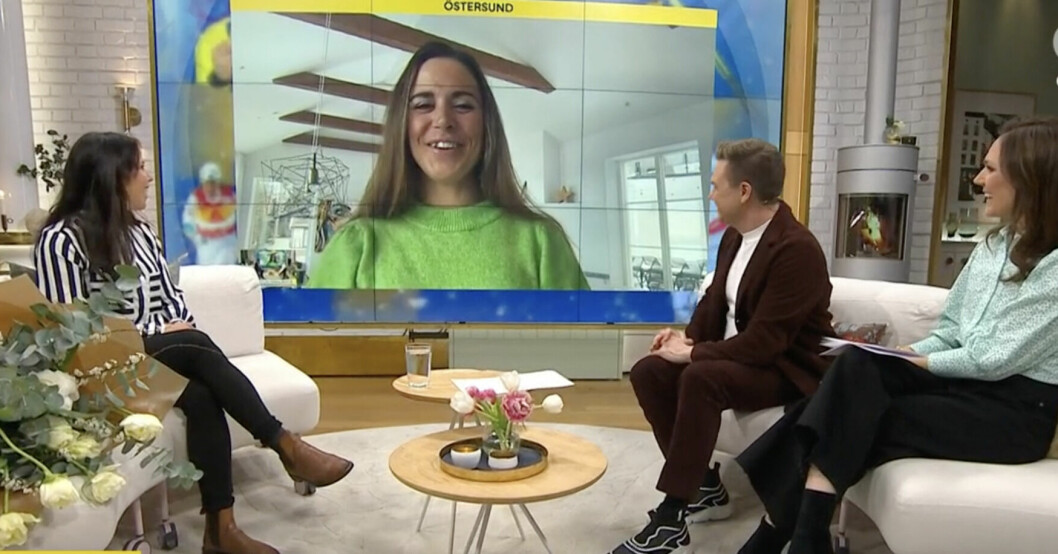Charlotte Kalla överraskas av tidigare kollegan Anna Jönsson Haag som avslöjar intima detaljer i Nyhetsmorgon. Charlotte Kalla, Anna Jönsson Haag, Anders Philblad och Maria Forsblom