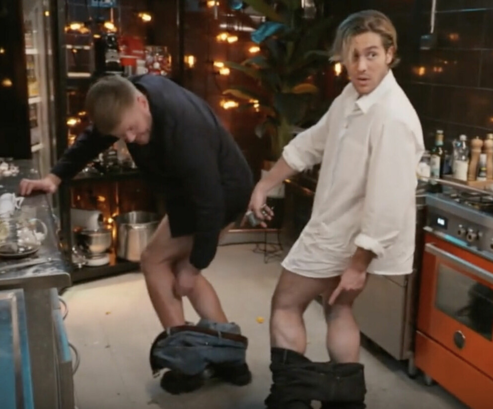 Klas och Benjamin tog av sig byxorna och jämförde vaderna. Klas och Benjamin tog av sig byxorna och jämförde vaderna