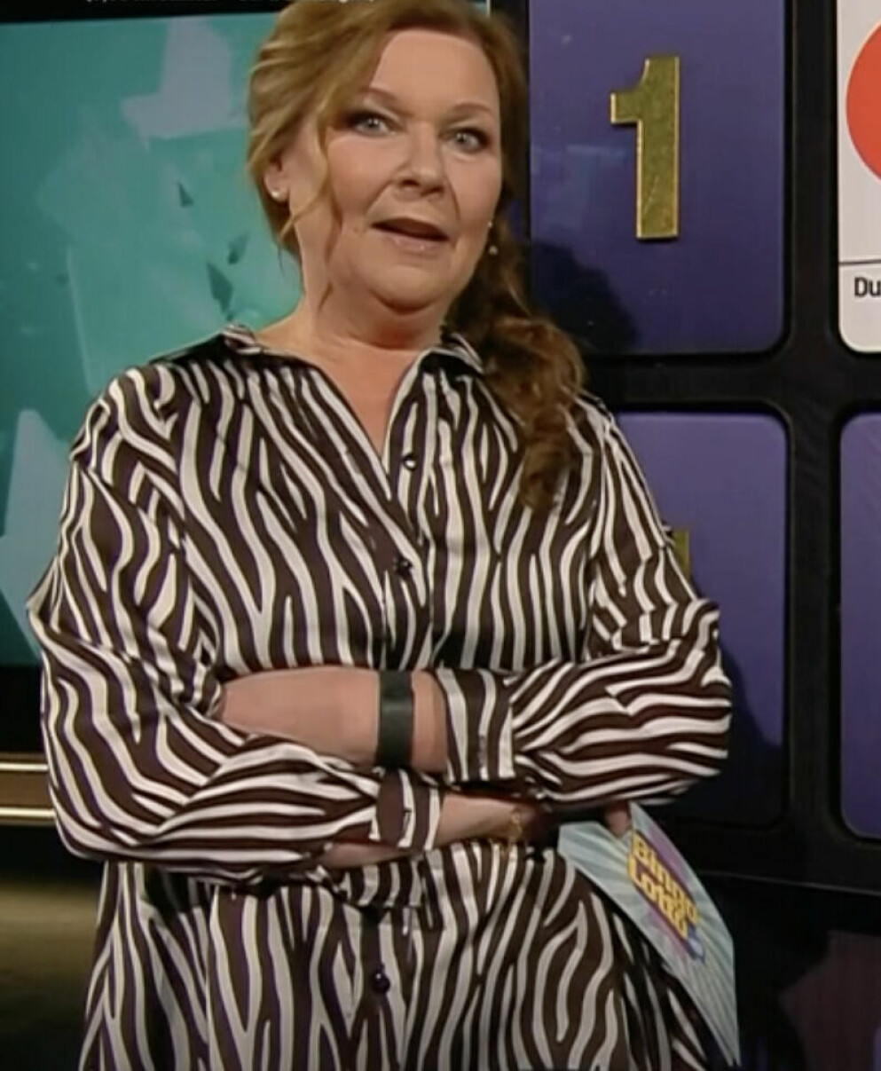 En chockad Lotta Engberg som inser att hennes väninna ringt in till Bingolotto! Lotta i chock under Bingolotto