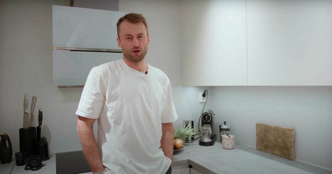 Petter Northug står ledigt med händerna nedstoppade i byxfickorna och pratar om sitt kök. Petter Northug