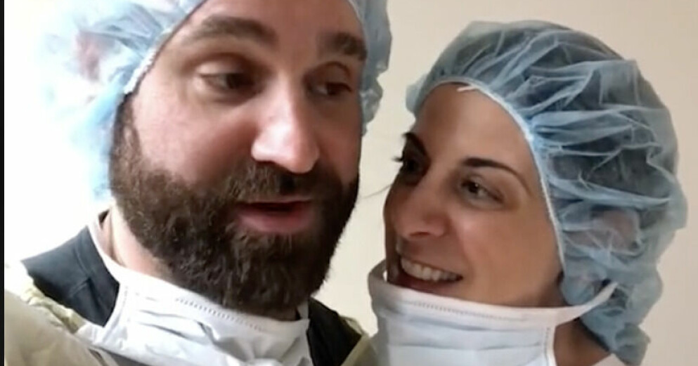 Tracy och maken fick fyra barn på 13 månader. Nu avslöjar hon hela sanningen på Tiktok. Tracy och maken