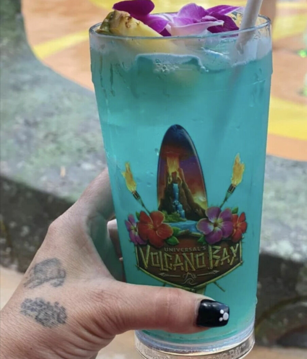Sue Radford köpte en kall och blå drink på Universals i Florida. Här njuter hon av den. Sue Radford