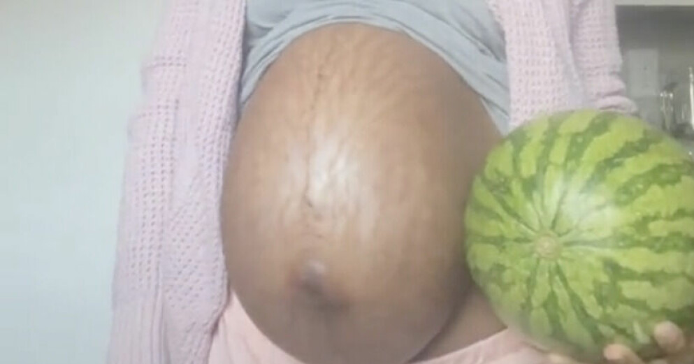 Många tycker att Keva Denees mage påminner om en vattenmelon. Keva Denee