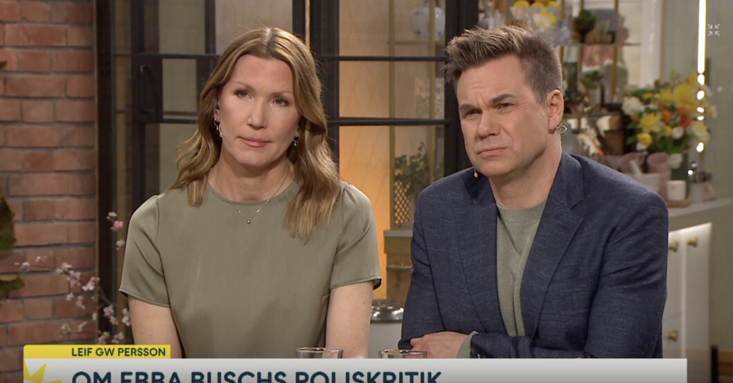 Programledarna Jenny Alversjö och Anders Pihblad lyssnar på Leif GW Persson. Jenny Alversjö och Anders Pihblad