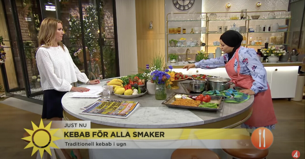 Programledaren Jenny Alversjö ser på när tv-kocken Zeina Mourtada lagar traditionell kebab i ugn i Nyhetsmorgon. Zeina Mourtada och Jenny Alversjö
