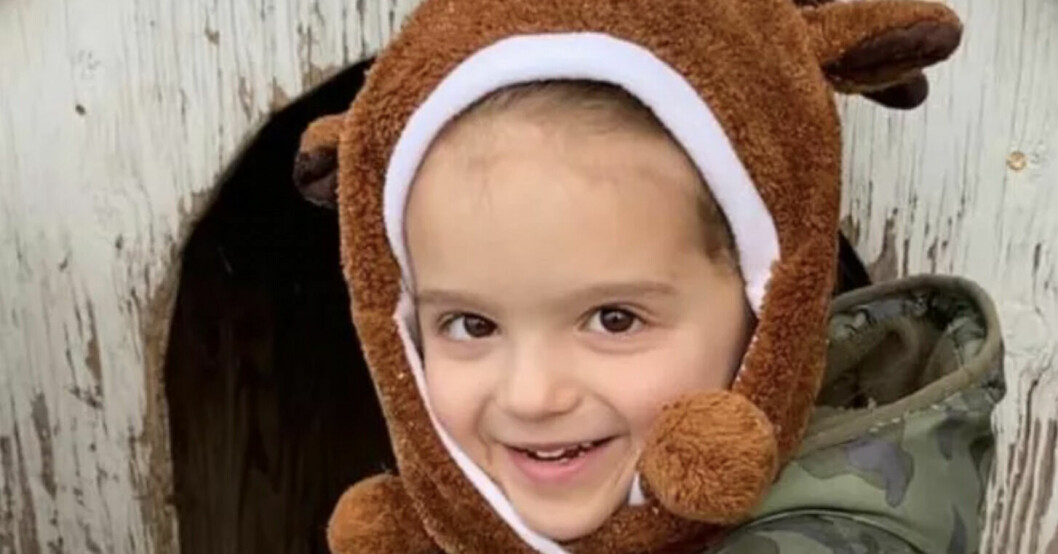 Ellie, 4, dog i lördags när hon hamnade under familjens jordbrukstraktor. Ellie