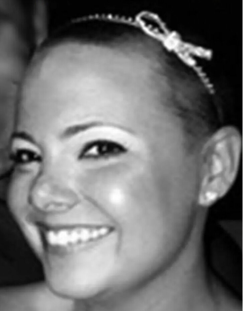 Amanda Riley rakade av sig håret och förfalskade läkaranteckningar för att göra den påhittade cancern mer trovärdig. Amanda Riley