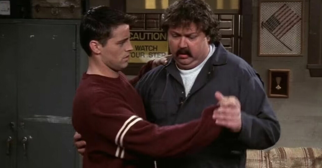 Mike Hagerty som vaktmästare dansar med Joey (Matt LeBlanc). Mike i Vänner