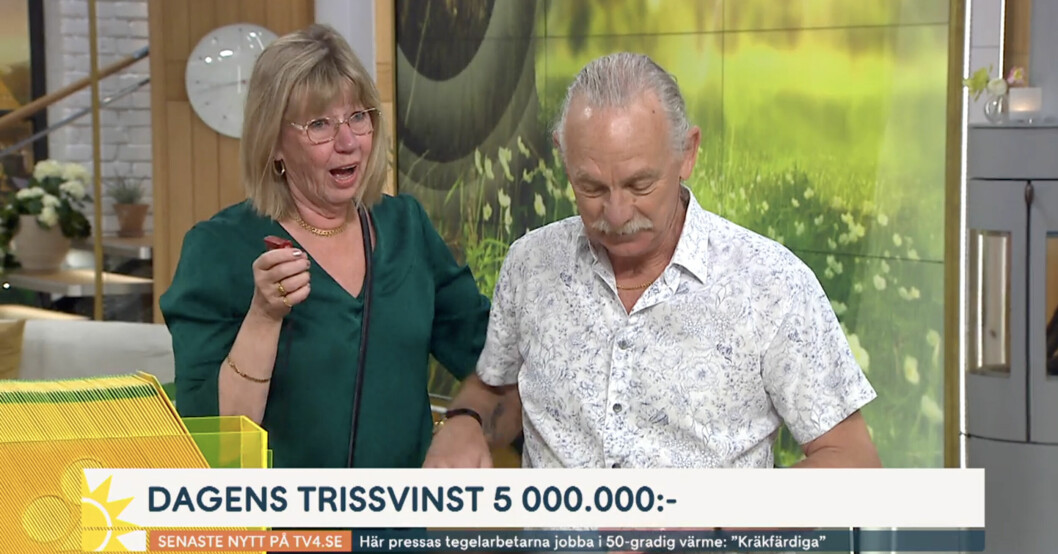 Hustrun Rigmor kan inte hålla tillbaka tårarna efter den osannolika vinsten. Rigmor och Henrik från Bro