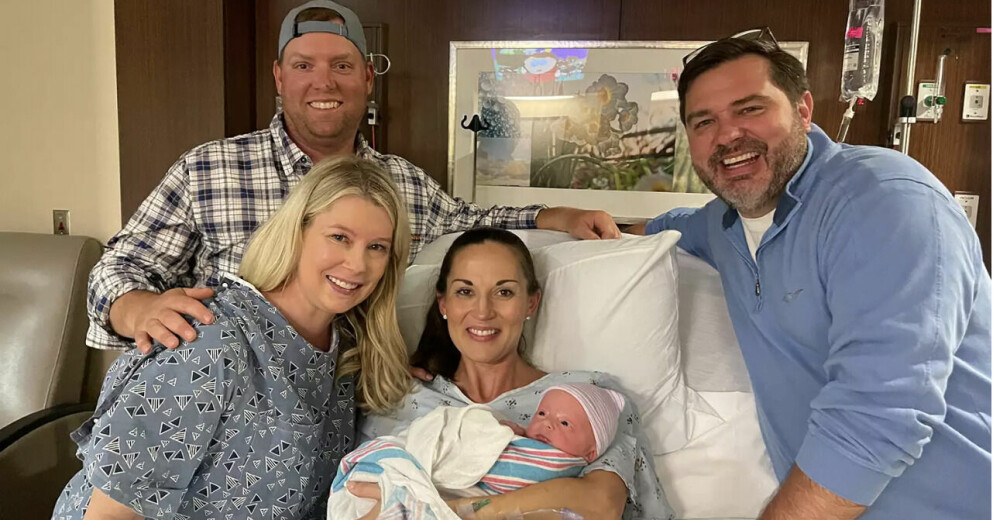 Surrogatmamman Katie har precis fött Merediths och Clays son James. Meredith "Bo" McCord, Clay, Katie och Thomas