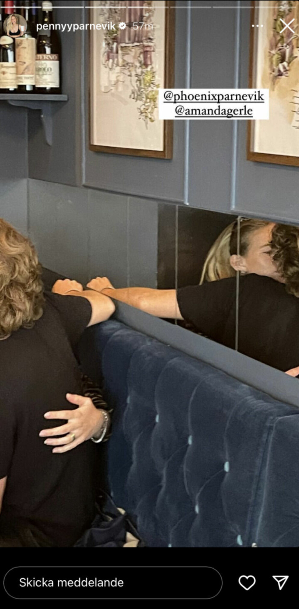 Phoenix och Amanda kysser varandra