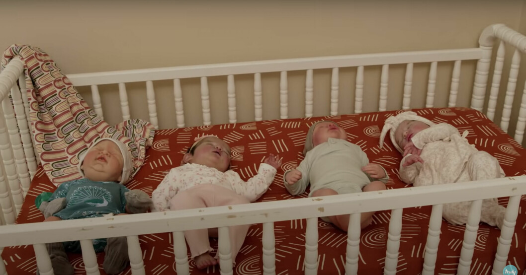 Noah, Chloe, Dax och Clare ligger i sin spjälsäng. Noah, Chloe, Dax och Clare