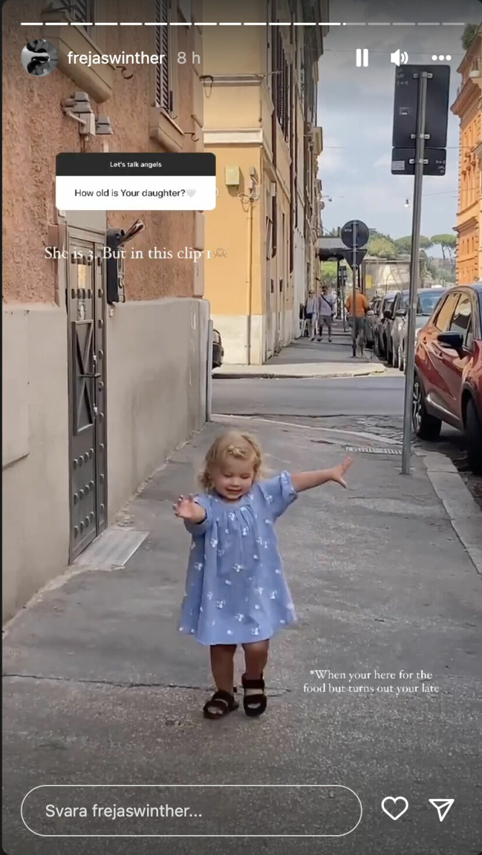 Frøya Winthers dotter i en händelse på Instagram. Frøya Winthers dotter i en blå klänning.