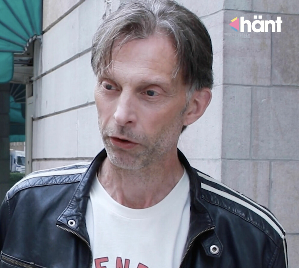 Ola-Conny, med kortare hår och utan helskägg, intervjuas av Hänt. Ola-Connys nya utseende i en intervju med Hänt.