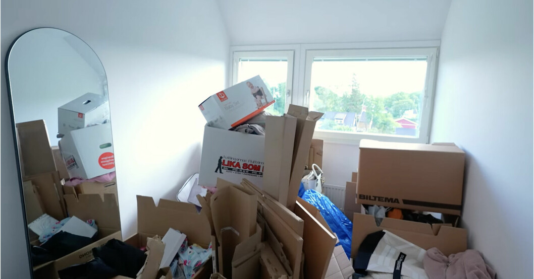 Ett rum fyllt med flyttkartonger. Ett rum fullt med flyttkartonger.