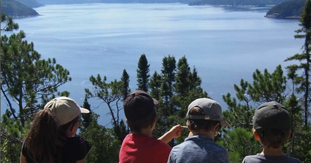 Barnen tittar ut över en fjord i Saguenay, Kanada.
