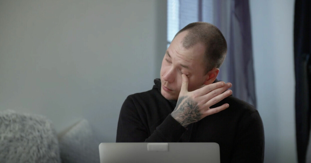Simon bryter ihop när han pratar om sin bortgångna mamma.