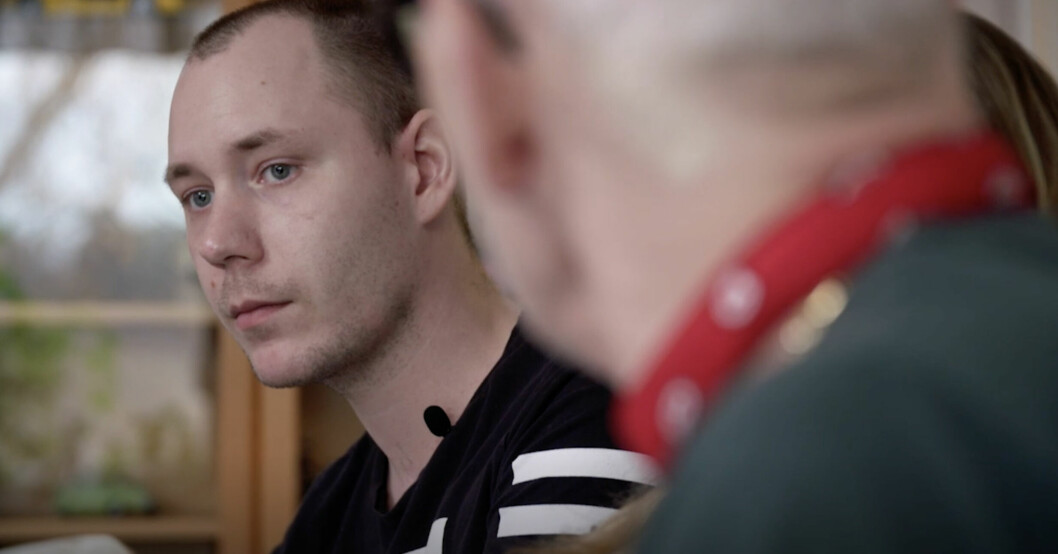 Simon i samtal med sin pappa som ger ett särskilt lånelöfte.