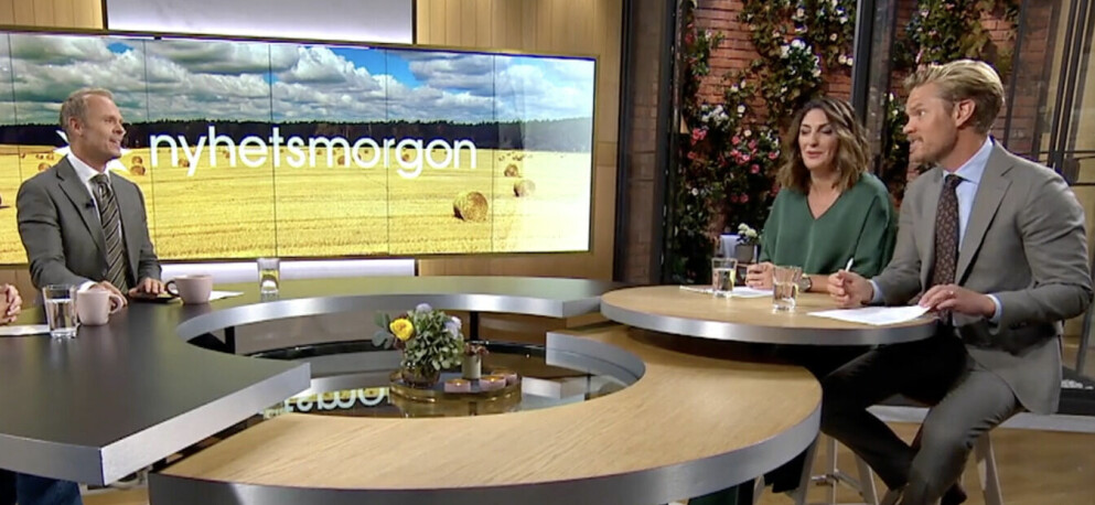 Johan Macéus berättar om TV4 enkätundersökning som visar att flera svenska skolor drar ner på köttet i skolmaten för programledarna Soraya Lavasani och Martin Järborg. Johan Macéus sitter med Soraya Lavasani och Martin Järborg i Nyhetsmorgons studio