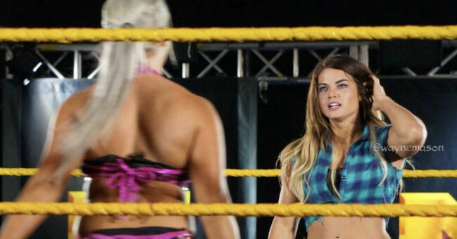 Sara Lee under en match i wrestling.