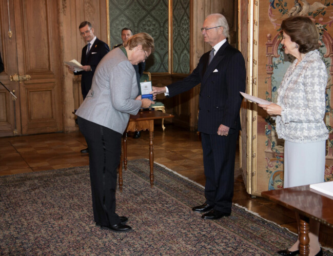 Här tilldelas Susanne Resmark en medalj av kung Carl XVI Gustaf. Susanne Resmark och kungaparet.