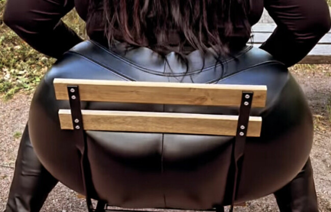 Natasha har tidigare sagt att det på grund av rumpans storlek är svårt att ens sitta på en vanlig stol.