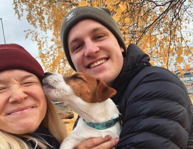 Jonna Sundling älskar att baka på fritiden, gärna söta bakverk. Annars är det mest kvalitetstid med hunden DJ som lockar. Sundling, Olofsson och DJ.