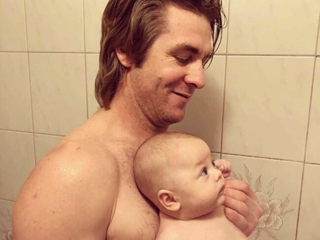 Declan föddes mitt under pandemin, 2020. I dag är han över två år gammal. Här med sin pappa Tyson. Declan med sin pappa Tyson. Declan föddes 2020.