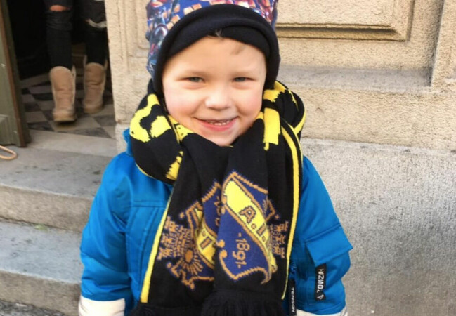 Tristan iförd en AIK-halsduk. Både pappa Magnus och Tristan har spelat för klubben. Tristan iförd en AIK-halsduk. Både pappa Magnus och Tristan har spelat för klubben.
