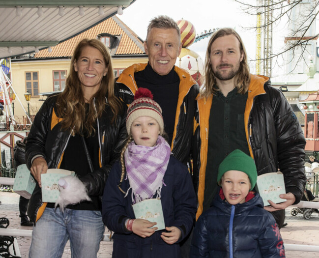 Börje Salming med frun Pia, sonen Anders och barnbarnen Nova och Ivan.