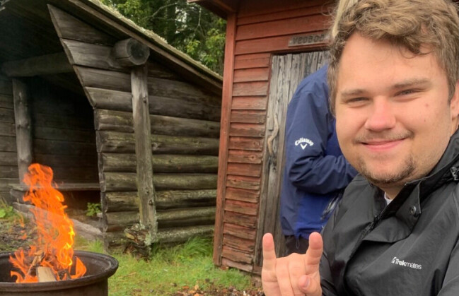 Pojkvännen Jocke träffade hon i Borlänge. Han går i samma klass som hon gör. Här är han på en skogsutflykt i Dalarna. Pojkvännen Jocke träffade hon i Borlänge. Han går i samma klass som hon gör. Här är han på en skogsutflykt i Dalarna.