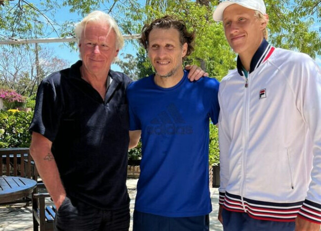 Stjärnmötet på golfklubben! Björn Borg, Diego Forlán och Leo Borg passade på att snacka och fotografera lite. Stjärnmötet på golfklubben! Björn Borg, Diego Forlán och Leo Borg passade på att snacka och fotografera lite.