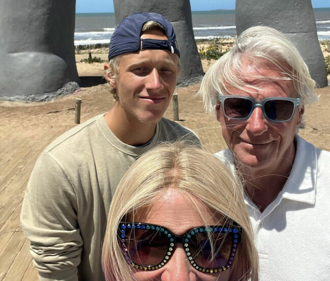Trion framför kända skulpturen La Mano i turiststaden Punta del Este. Chilenske konstnären Mario Irarrázabal har skapat denna hand vars fingrar delvis dyker upp ur sanden. Trion framför kända skulpturen La Mano i turiststaden Punta del Este. Chilenske konstnären Mario Irarrázabal har skapat denna hand vars fingrar delvis dyker upp ur sanden.