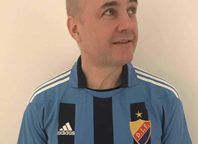Att Fredrik Reinfeldt är ett stort Djurgårds-fan är väldokumenterat. Här poserar han i klubbens klassiskt blårandiga tröja. Att Fredrik Reinfeldt är ett stort Djurgårds-fan är väldokumenterat. Här poserar han i klubbens klassiskt blårandiga tröja.