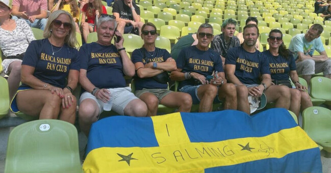 Bianca Salmings hejaklack under friidrotts-EM i augusti. Tredje från höger är Börje, med solglasögon och jeansshorts. Bianca Salmings hejaklack under friidrotts-EM i augusti. Tredje från höger är Börje, med solglasögon och jeansshorts.