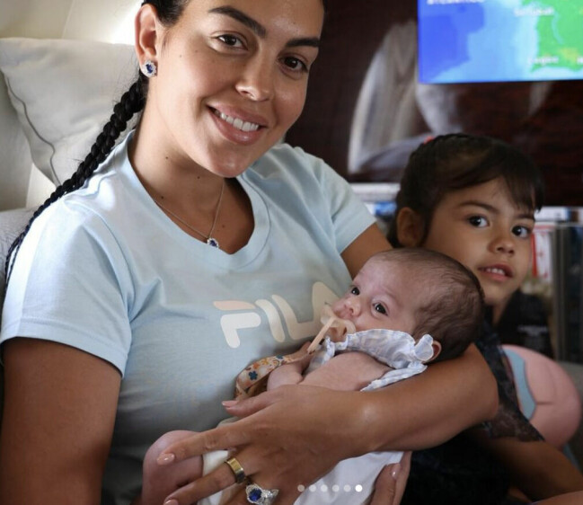 Ronaldos flickvän Georgina Rodriguez och dottern Bella Esmeralda.