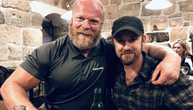 Magnus Samuelsson har en ledig kväll mellan inspelningarna uppe i de tjeckiska bergen. Här är han tillsammans med huvudrollsinnehavaren Ben Foster. Magnus Samuelsson har en ledig kväll mellan inspelningarna uppe i de tjeckiska bergen. Här är han tillsammans med huvudrollsinnehavaren Ben Foster.