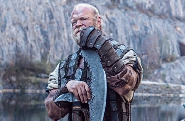 Samuelssons karaktär Lars från Medieval med vad som ser ut att vara ett gigantiskt yxblad. Samuelssons karaktär Lars från Medieval med vad som ser ut att vara ett gigantiskt yxblad.