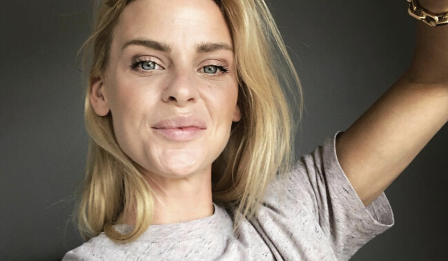 Elina är utbildad inom modedesign och har planer på att starta ett eget företag. Elina är utbildad inom modedesign och har planer på att starta ett eget företag.