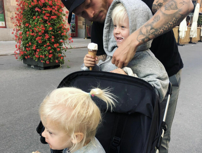 ”Att vara mamma är det absolut coolaste jag varit med om, men också de absolut tuffaste”, skriver Elina om sin Instagram-bild. ”Att vara mamma är det absolut coolaste jag varit med om, men också de absolut tuffaste”, skriver Elina om sin Instagram-bild.