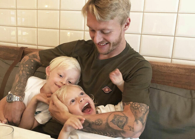 Simon Kjaer med sönerna Milas och Viggo. Simon Kjaer med sönerna Milas och Viggo.
