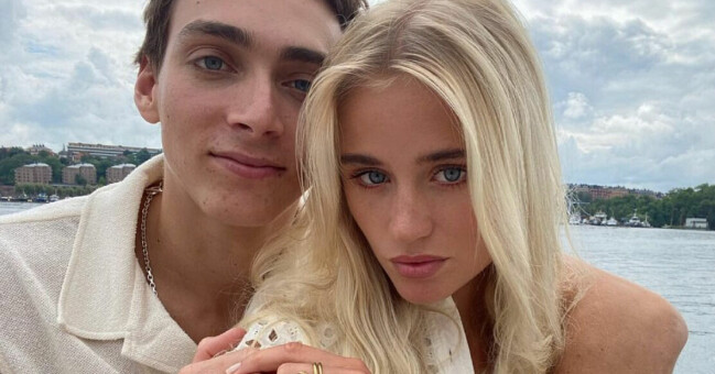 Paret har varit tillsammans i drygt två år och bor tillsammans sedan förra hösten. De syns flitigt ihop på sociala medier. Armand Duplantis och Desiré Inglander har varit tillsammans i drygt två år och bor tillsammans sedan förra hösten. De syns flitigt ihop på sociala medier.