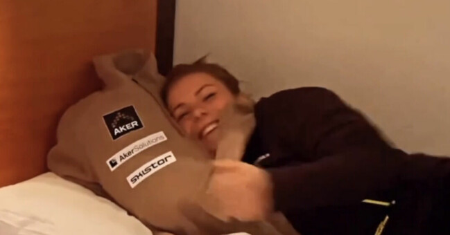 Johanna Hagström gosar med Vebjörn Moens kvarglömda tröja.