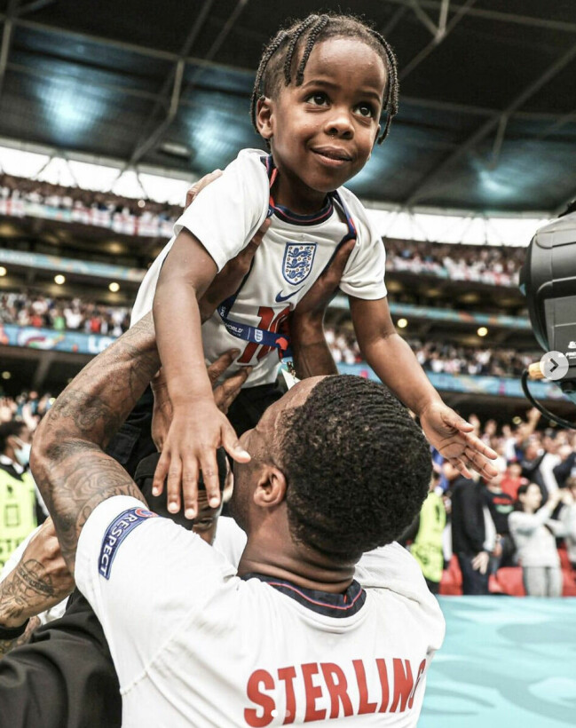 Raheem Sterling med ett av sina barn efter en landskamp.