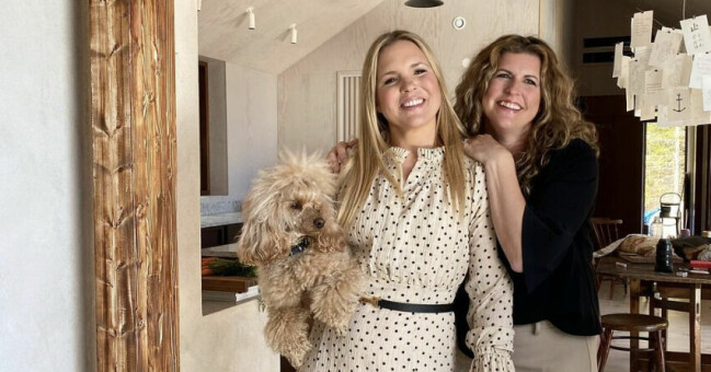 Anja och Filippa i sitt nybyggda hus i skogarna utanför Umeå. På bilden bär Anja på familjens mellanpudel Astrid, 2. Anja och Filippa i sitt nybyggda hus i skogarna utanför Umeå. På bilden bär Anja på familjens mellanpudel Astrid, 2.