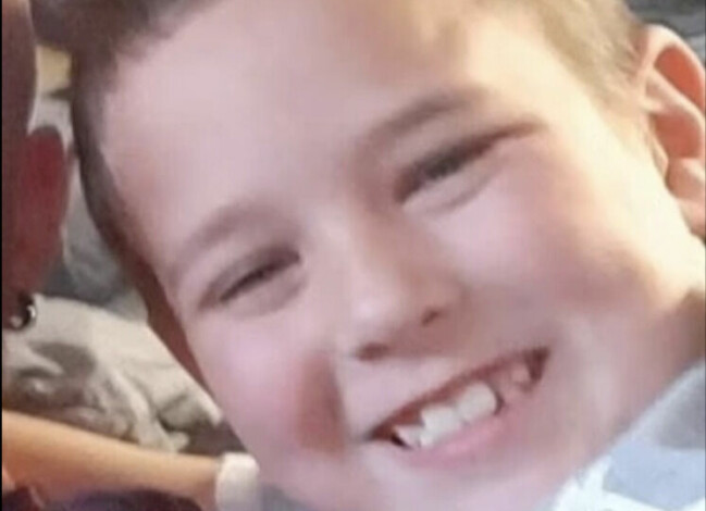 10-åriga Jack offrade sitt eget liv för tre jämnåriga killar som han inte kände. 10-åriga Jack offrade sitt eget liv för tre jämnåriga killar som han inte kände.