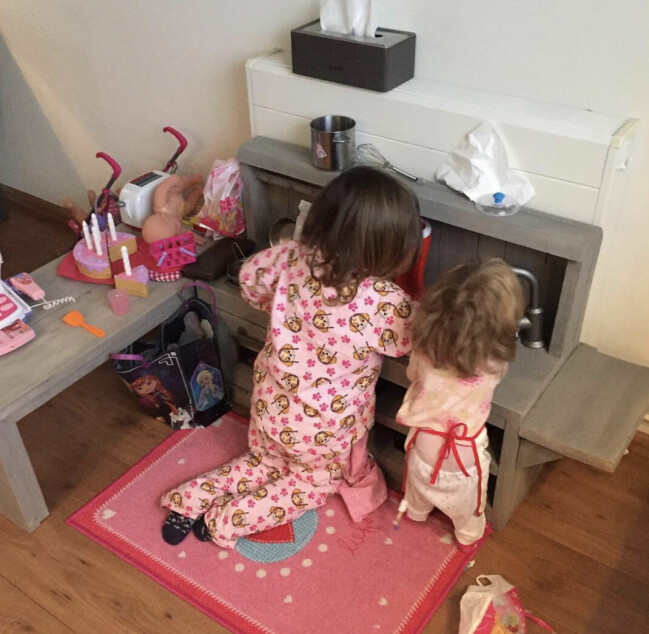 Emma är betydligt kortare än sina jämnåriga vänner.