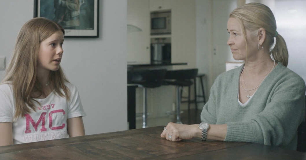 Iza Stenmark tillsammans med sin mamma Tarja i TV4-programmet <span class=" italic" data-lab-italic_desktop="italic">Sagan Stenmark</span>. Iza Stenmark tillsammans med sin mamma Tarja i TV4-programmet Sagan Stenmark.