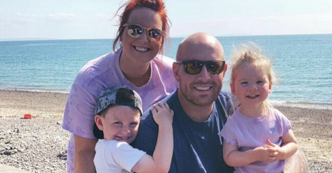 Mark stöttas av hustrun Stephanie och sönerna Archie, 7, och Niamh, 3